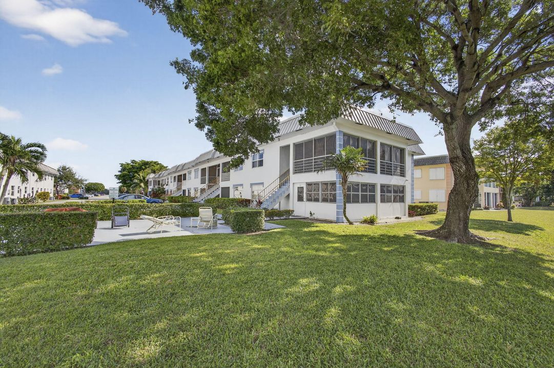 For Sale: $179,000 (2 beds, 2 baths, 978 Square Feet)