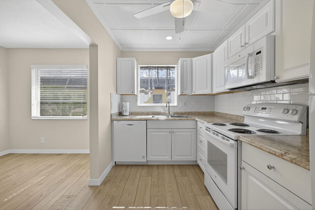 For Sale: $179,000 (2 beds, 2 baths, 978 Square Feet)