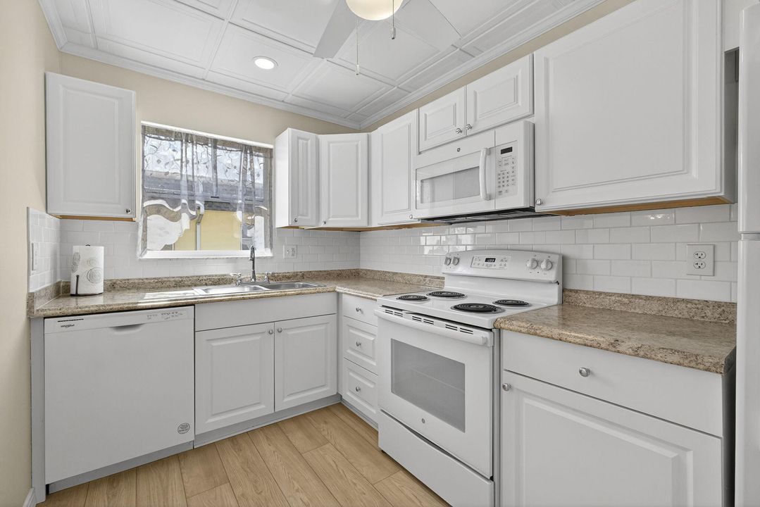 For Sale: $179,000 (2 beds, 2 baths, 978 Square Feet)