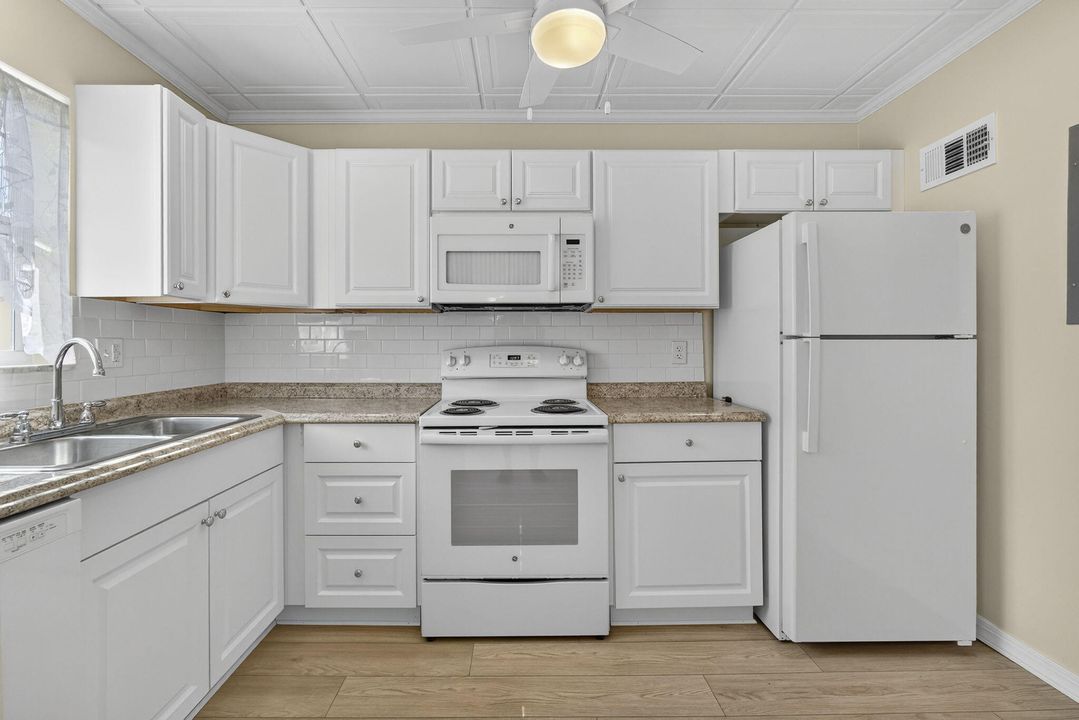 For Sale: $179,000 (2 beds, 2 baths, 978 Square Feet)