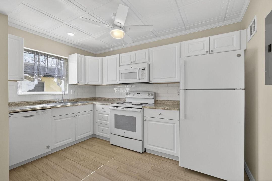 For Sale: $179,000 (2 beds, 2 baths, 978 Square Feet)