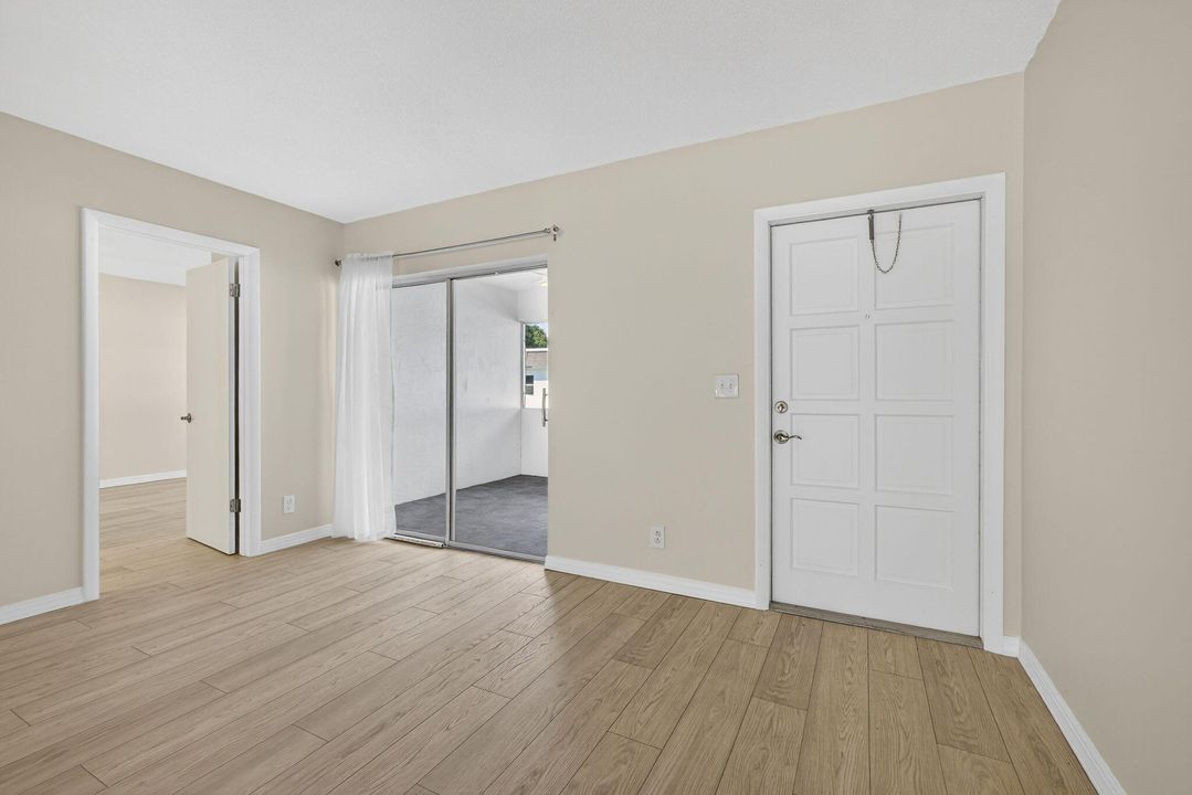 For Sale: $179,000 (2 beds, 2 baths, 978 Square Feet)