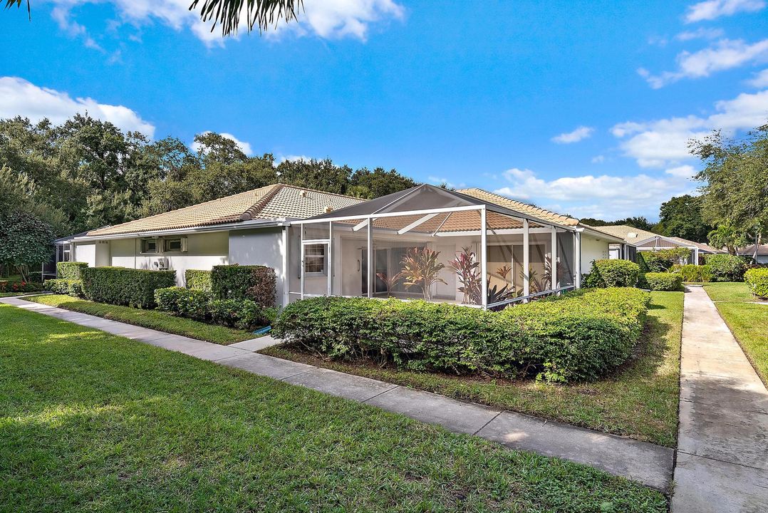 Active With Contract: $399,000 (2 beds, 2 baths, 1152 Square Feet)