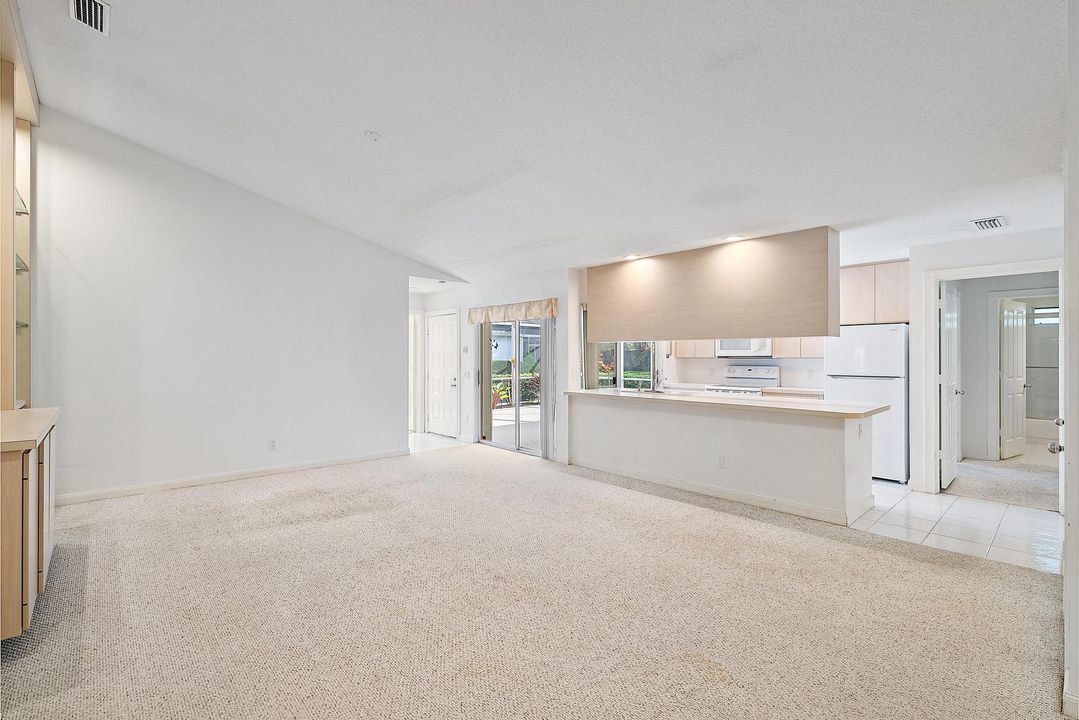 Active With Contract: $399,000 (2 beds, 2 baths, 1152 Square Feet)