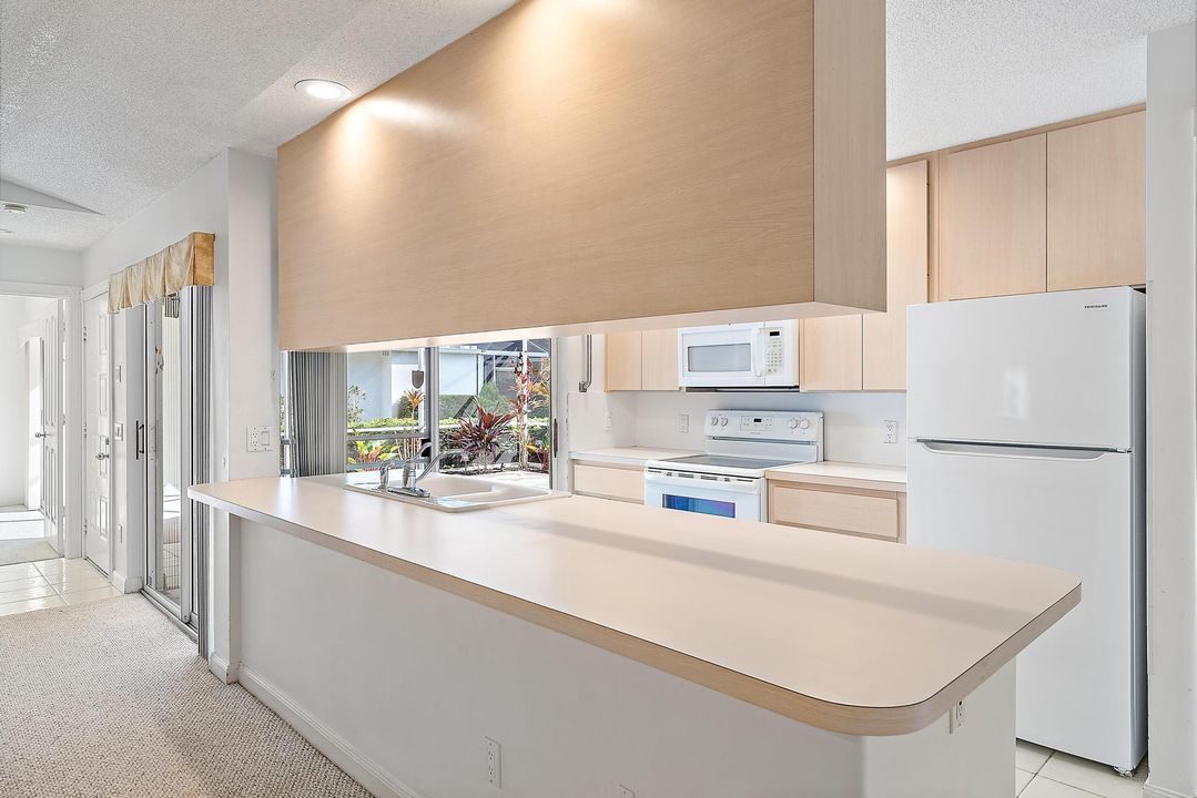 Active With Contract: $399,000 (2 beds, 2 baths, 1152 Square Feet)