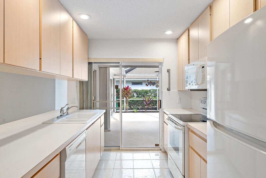 Active With Contract: $399,000 (2 beds, 2 baths, 1152 Square Feet)