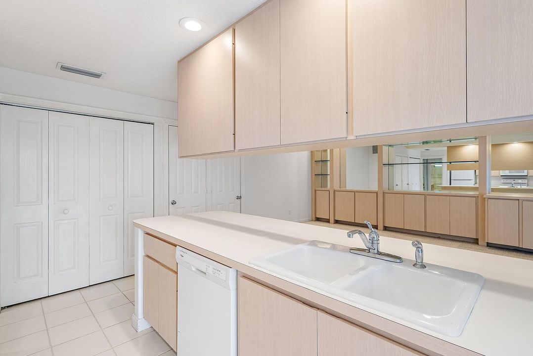 Active With Contract: $399,000 (2 beds, 2 baths, 1152 Square Feet)