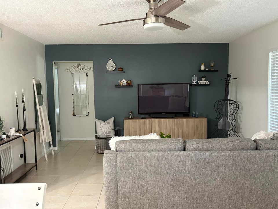 出租: $1,675 (2 贝兹, 1 浴室, 818 平方英尺)