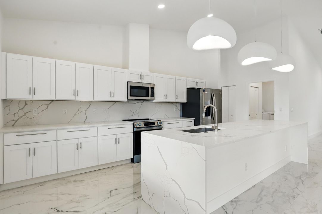 На продажу: $437,750 (4 спален, 2 ванн, 1915 Квадратных фут)