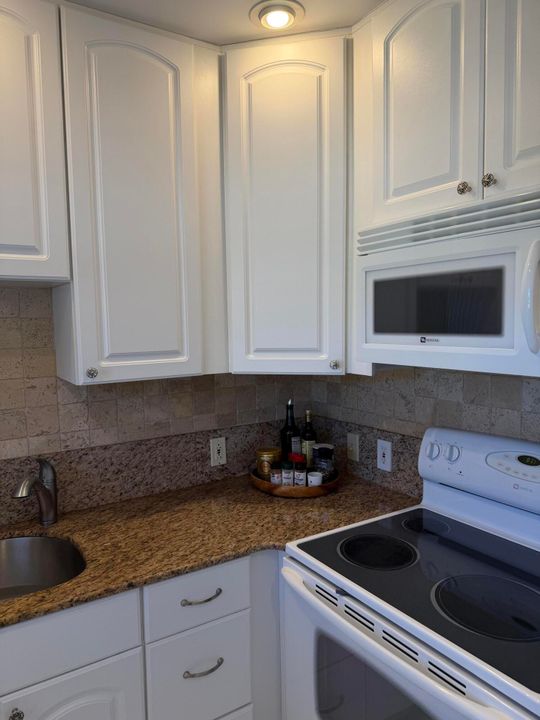 出租: $1,950 (2 贝兹, 1 浴室, 840 平方英尺)