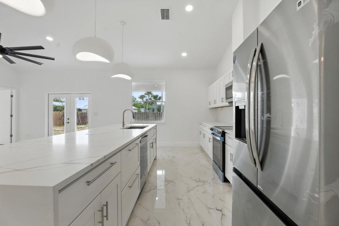 На продажу: $437,750 (4 спален, 2 ванн, 1915 Квадратных фут)