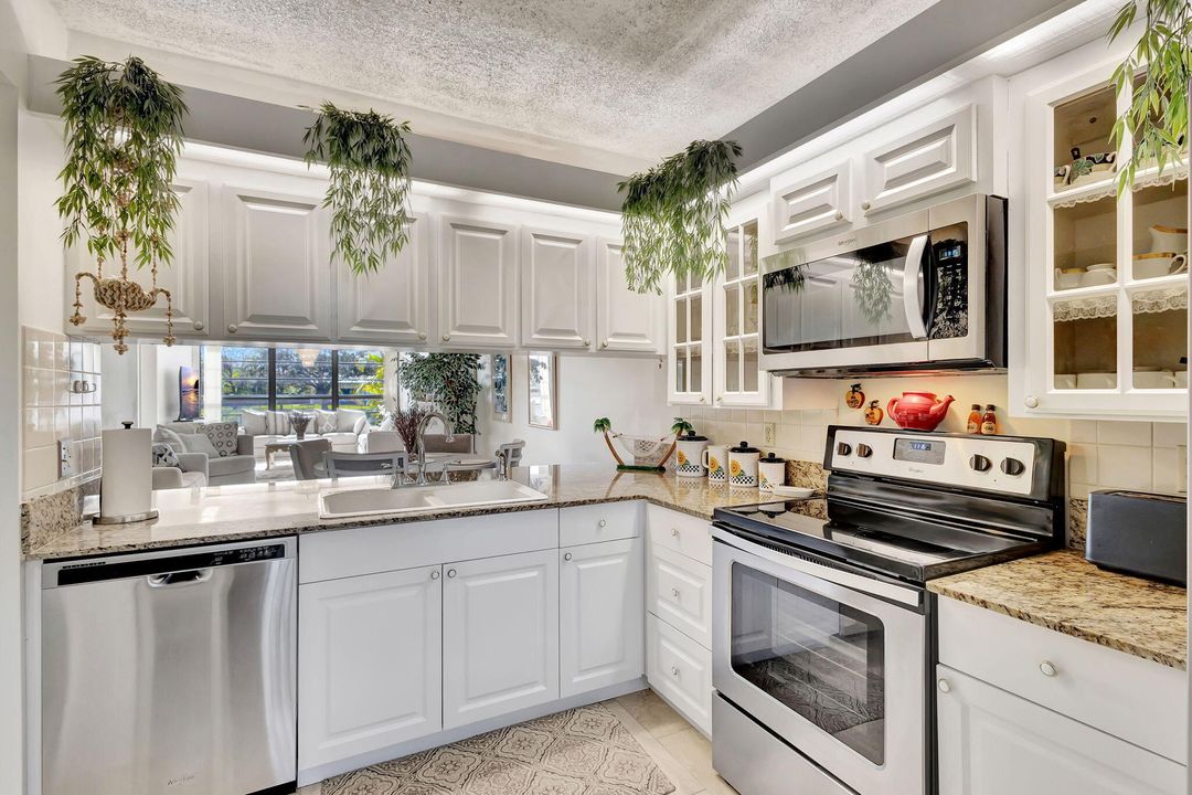 На продажу: $284,000 (2 спален, 2 ванн, 1397 Квадратных фут)