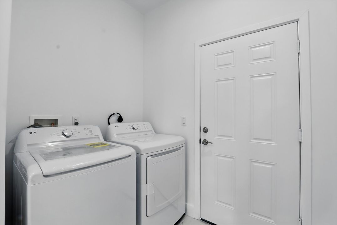 На продажу: $437,750 (4 спален, 2 ванн, 1915 Квадратных фут)