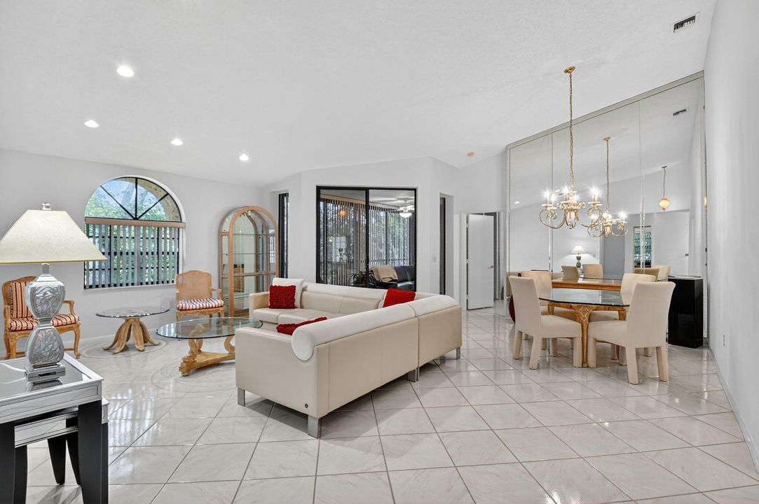 合同活跃: $2,500 (3 贝兹, 2 浴室, 1326 平方英尺)