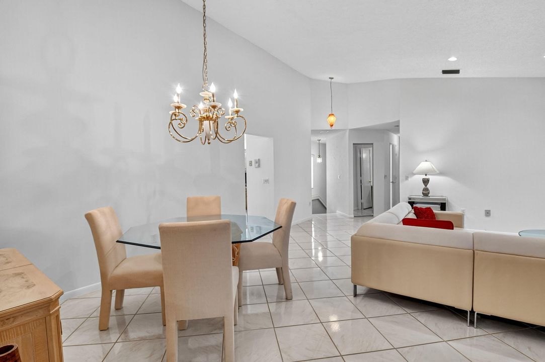 合同活跃: $2,500 (3 贝兹, 2 浴室, 1326 平方英尺)