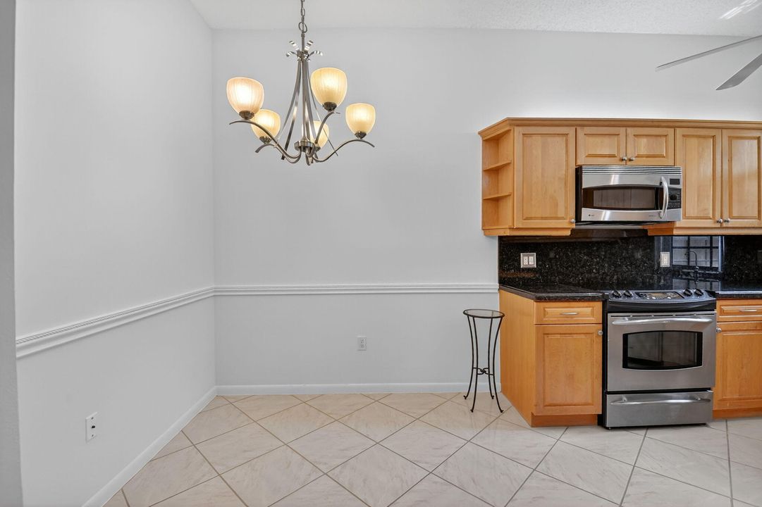 合同活跃: $2,500 (3 贝兹, 2 浴室, 1326 平方英尺)