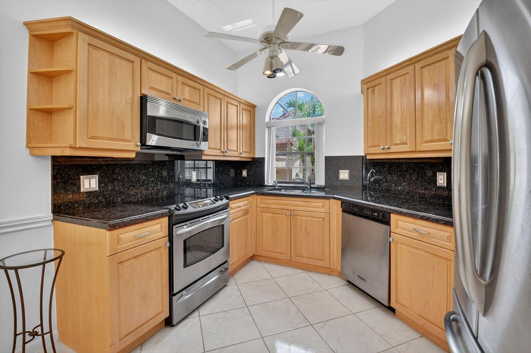 合同活跃: $2,500 (3 贝兹, 2 浴室, 1326 平方英尺)