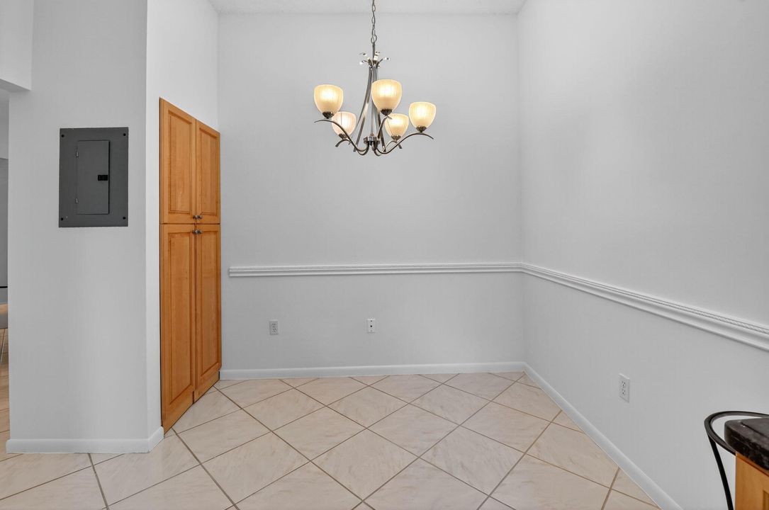 合同活跃: $2,500 (3 贝兹, 2 浴室, 1326 平方英尺)