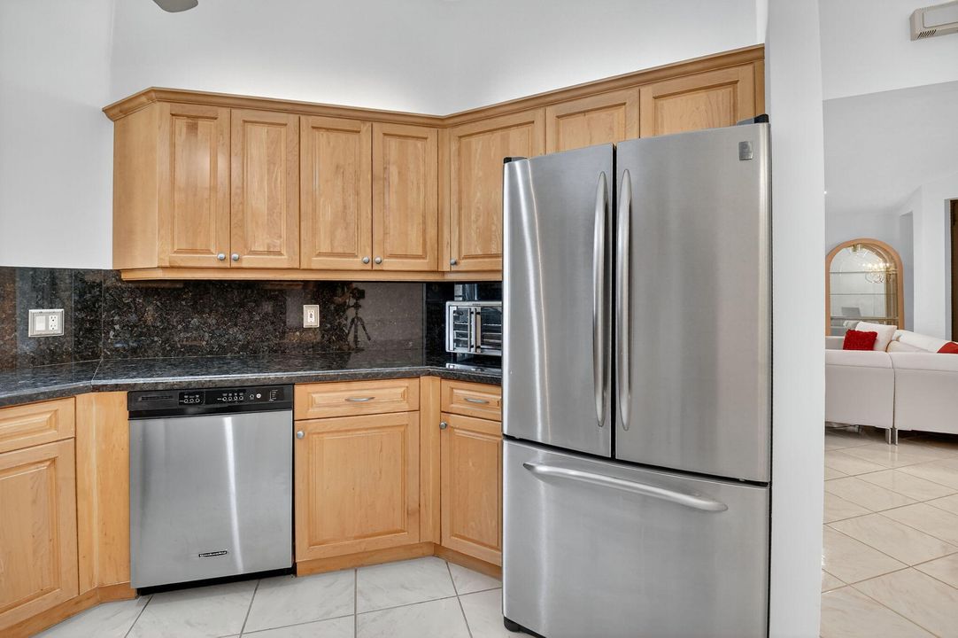 合同活跃: $2,500 (3 贝兹, 2 浴室, 1326 平方英尺)