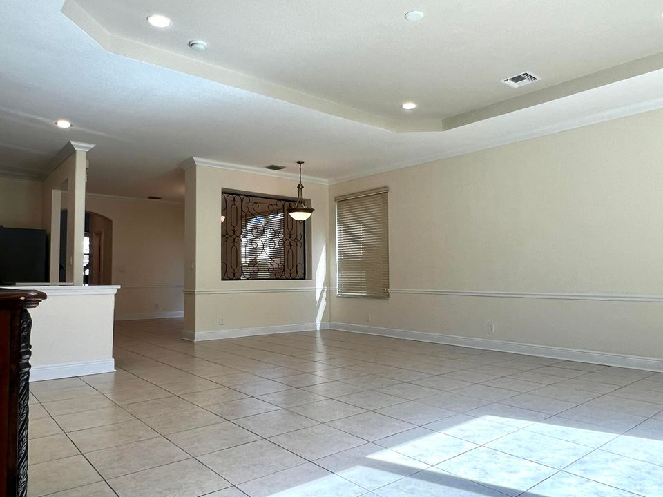 En Venta: $639,000 (5 camas, 3 baños, 3010 Pies cuadrados)