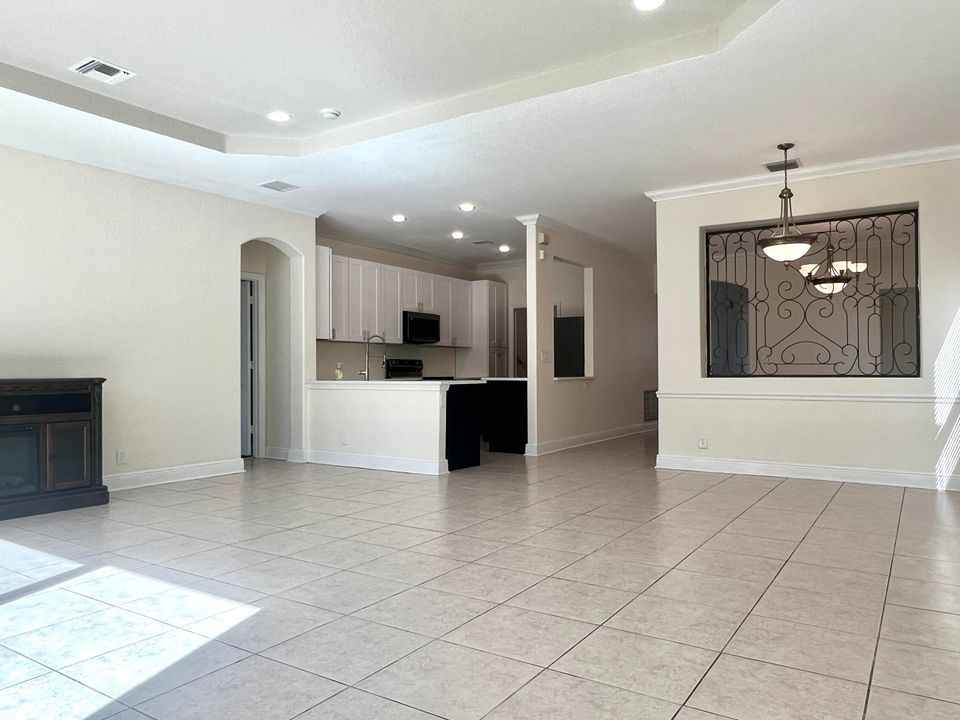 En Venta: $639,000 (5 camas, 3 baños, 3010 Pies cuadrados)