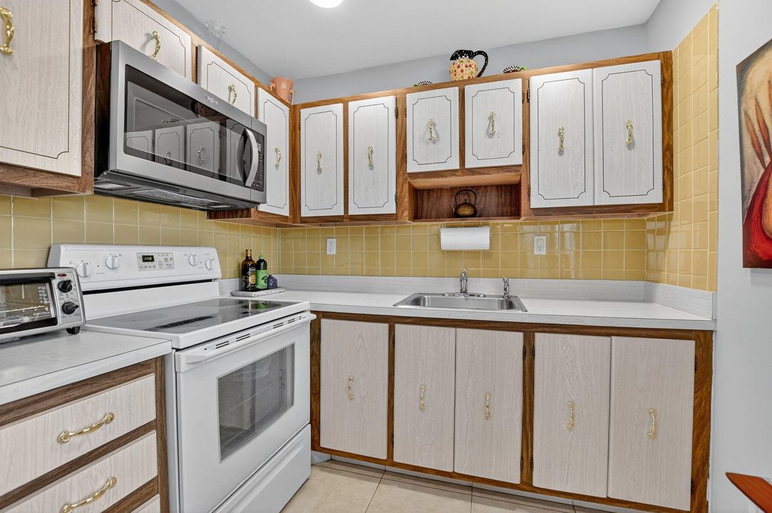 For Sale: $109,900 (2 beds, 2 baths, 902 Square Feet)