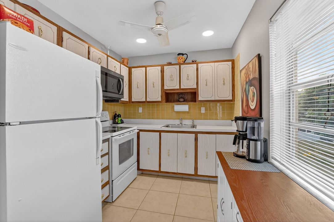 For Sale: $109,900 (2 beds, 2 baths, 902 Square Feet)