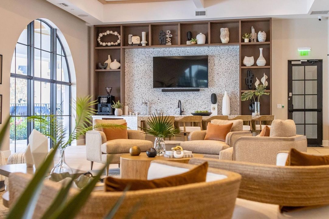 出租: $3,350 (1 贝兹, 1 浴室, 839 平方英尺)