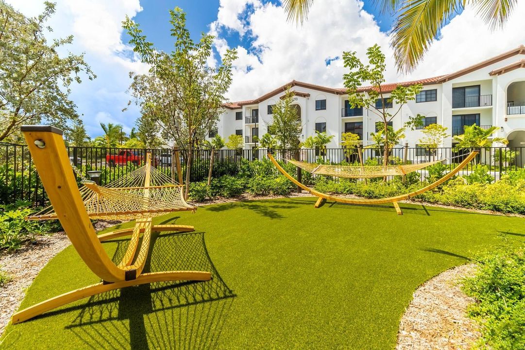 For Rent: $2,205 (1 beds, 1 baths, 817 Square Feet)