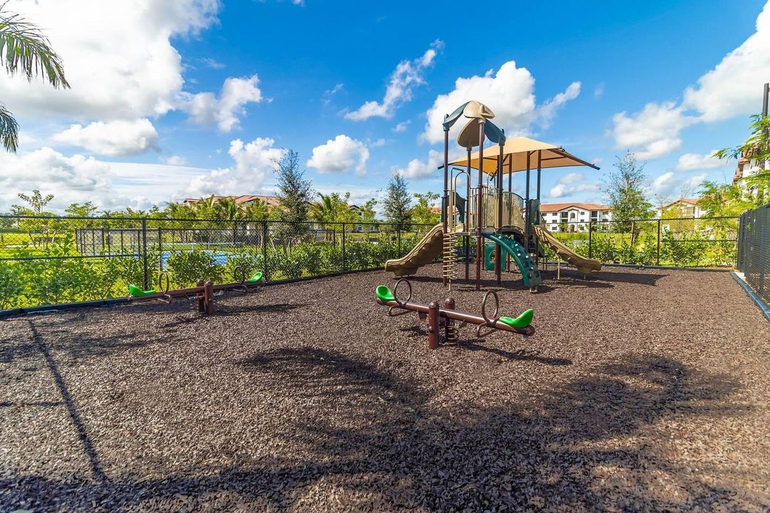 For Rent: $2,205 (1 beds, 1 baths, 817 Square Feet)