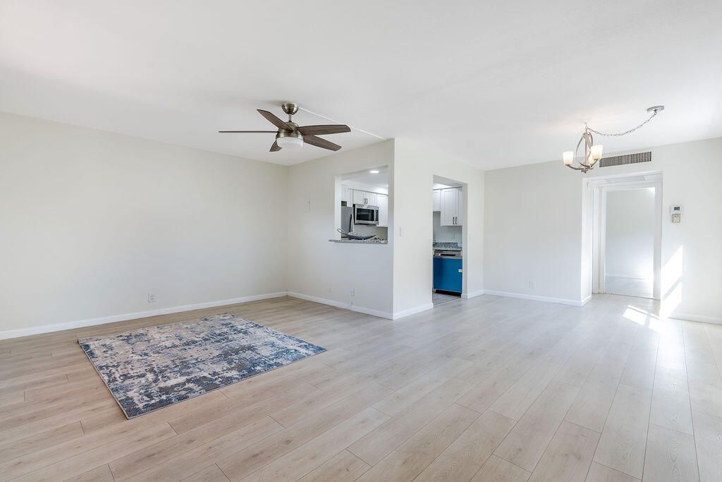 合同活跃: $114,000 (1 贝兹, 1 浴室, 720 平方英尺)