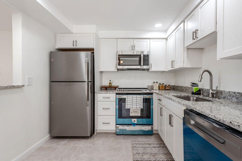 合同活跃: $114,000 (1 贝兹, 1 浴室, 720 平方英尺)