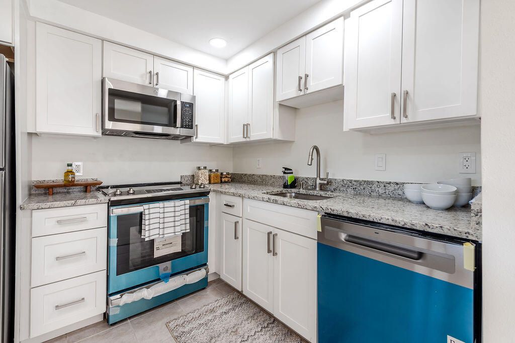 合同活跃: $114,000 (1 贝兹, 1 浴室, 720 平方英尺)