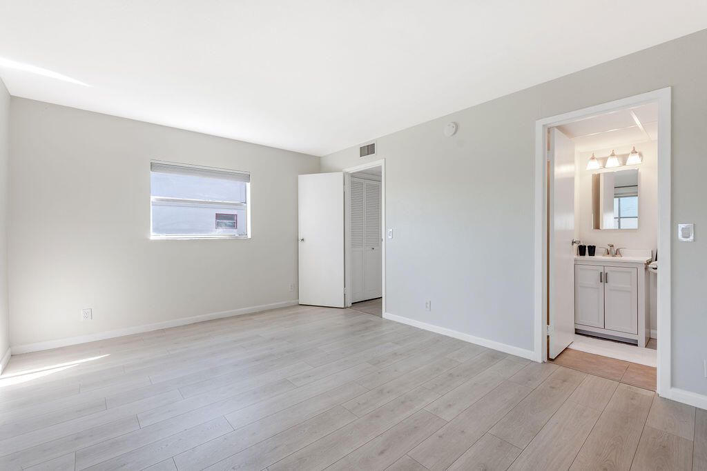 合同活跃: $114,000 (1 贝兹, 1 浴室, 720 平方英尺)