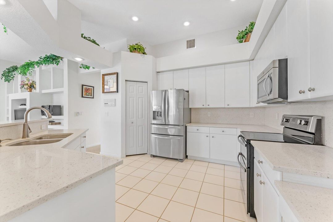 На продажу: $1,095,000 (4 спален, 3 ванн, 2728 Квадратных фут)