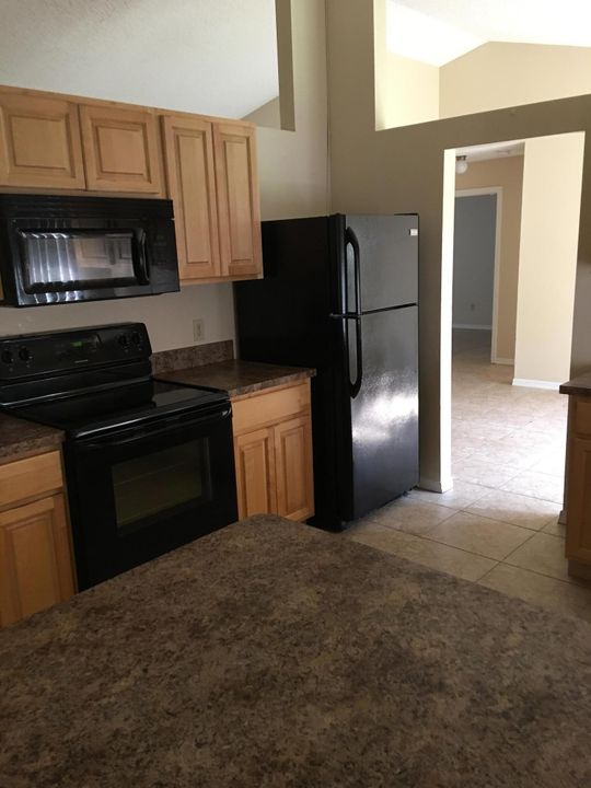 For Rent: $2,400 (3 beds, 2 baths, 1814 Square Feet)