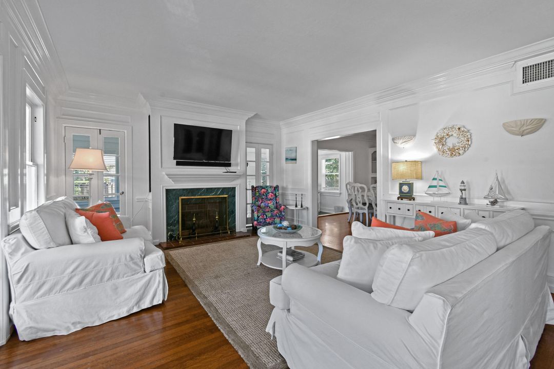 For Sale: $979,000 (6 beds, 5 baths, 3120 Square Feet)