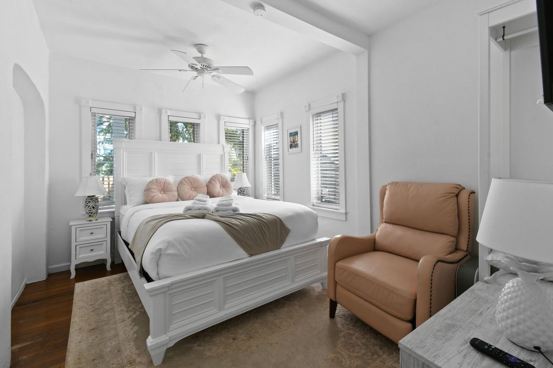 For Sale: $979,000 (6 beds, 5 baths, 3120 Square Feet)