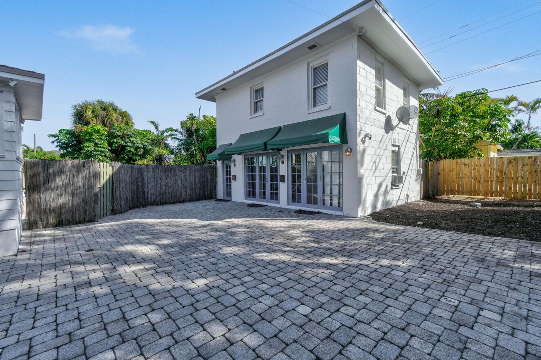 For Sale: $979,000 (6 beds, 5 baths, 3120 Square Feet)