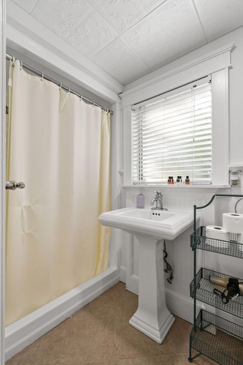 For Sale: $979,000 (6 beds, 5 baths, 3120 Square Feet)