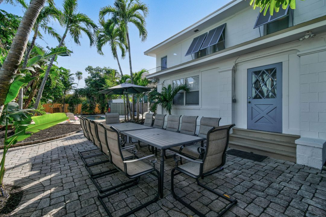 For Sale: $979,000 (6 beds, 5 baths, 3120 Square Feet)