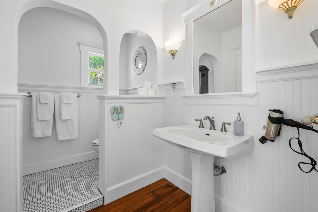 For Sale: $979,000 (6 beds, 5 baths, 3120 Square Feet)