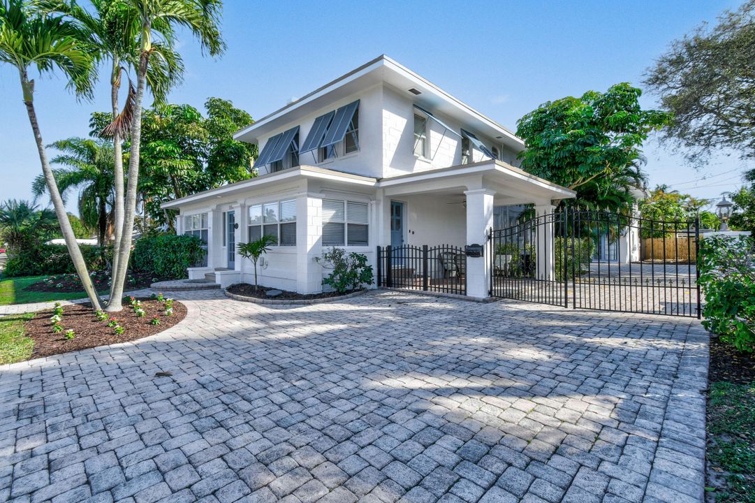 For Sale: $979,000 (6 beds, 5 baths, 3120 Square Feet)