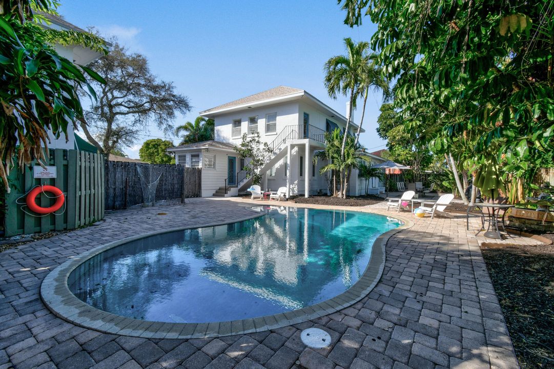 For Sale: $979,000 (6 beds, 5 baths, 3120 Square Feet)