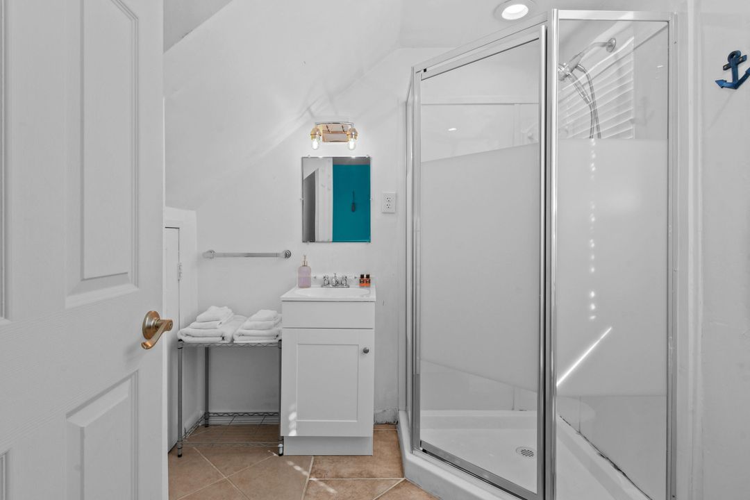 For Sale: $979,000 (6 beds, 5 baths, 3120 Square Feet)