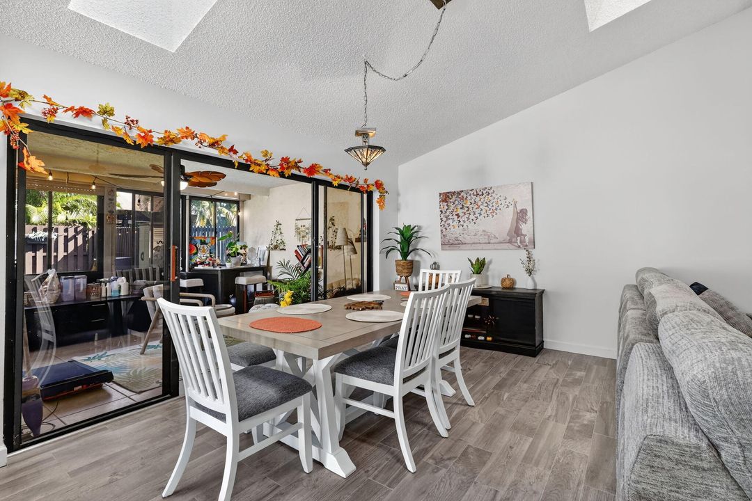 待售: $499,900 (2 贝兹, 2 浴室, 1193 平方英尺)