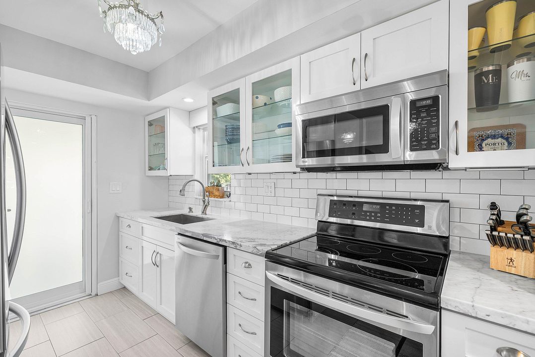 Active With Contract: $779,000 (2 beds, 2 baths, 1247 Square Feet)