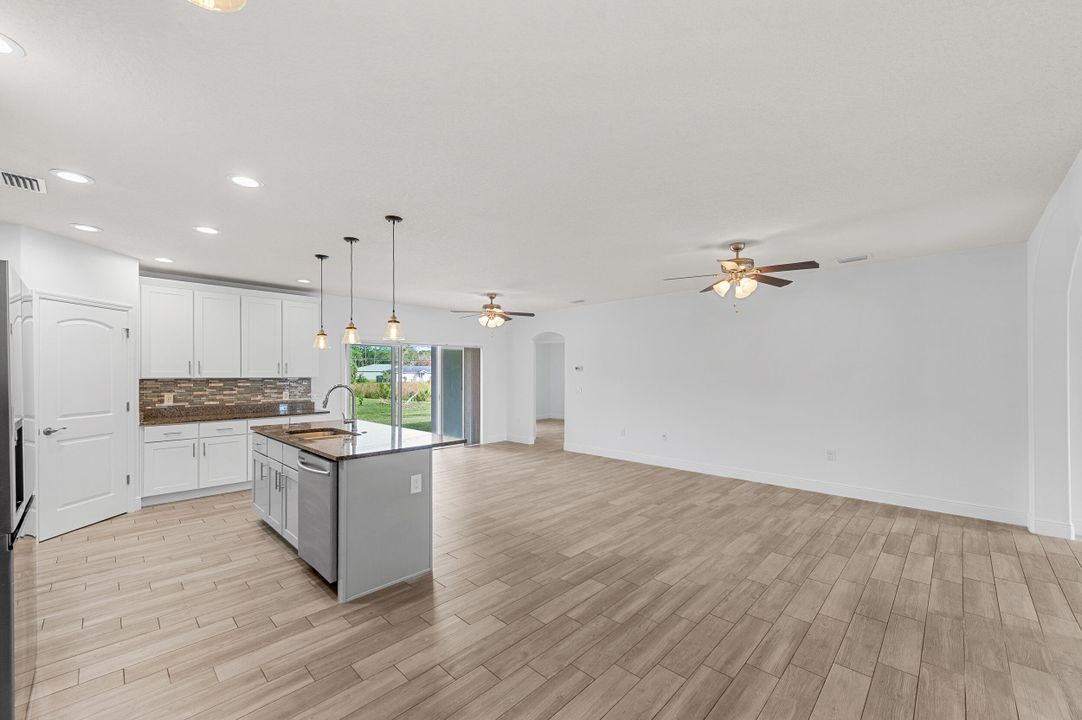 В аренду: $2,450 (4 спален, 3 ванн, 2129 Квадратных фут)