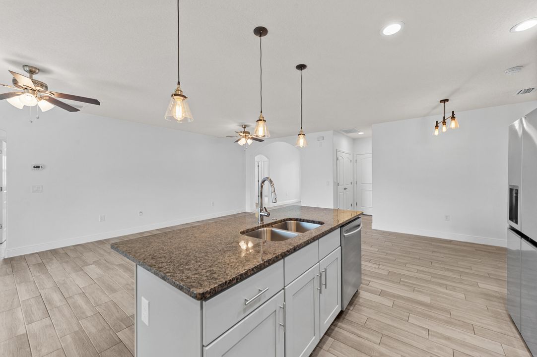 В аренду: $2,450 (4 спален, 3 ванн, 2129 Квадратных фут)