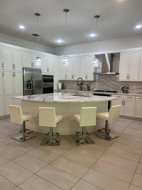 出租: $9,000 (4 贝兹, 3 浴室, 2318 平方英尺)